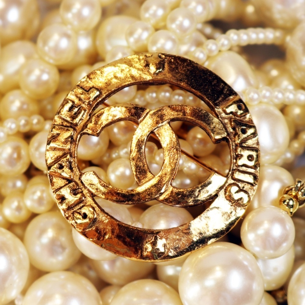 Chanel CC Logo Paris Gold Plated Brooch - Picture 4 of 14